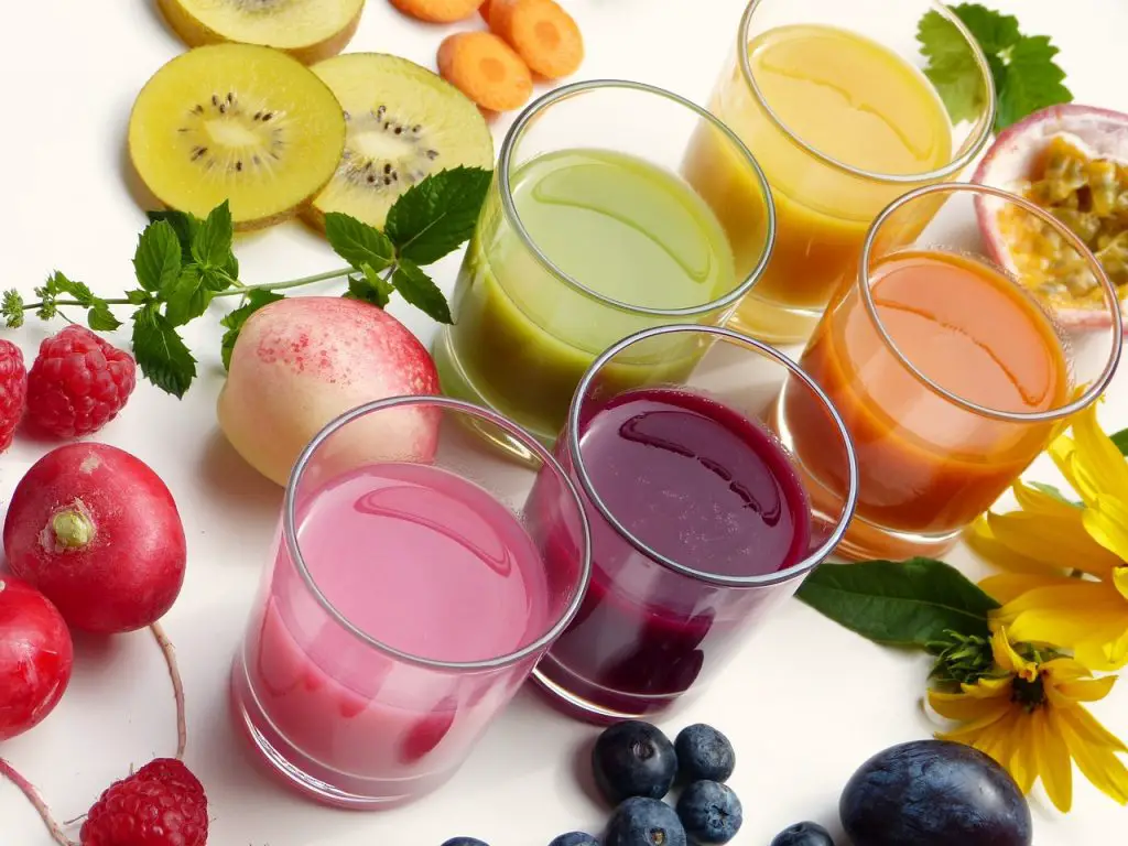 colorful-smoothie-drinks-to-teach-colors-for-toddlers